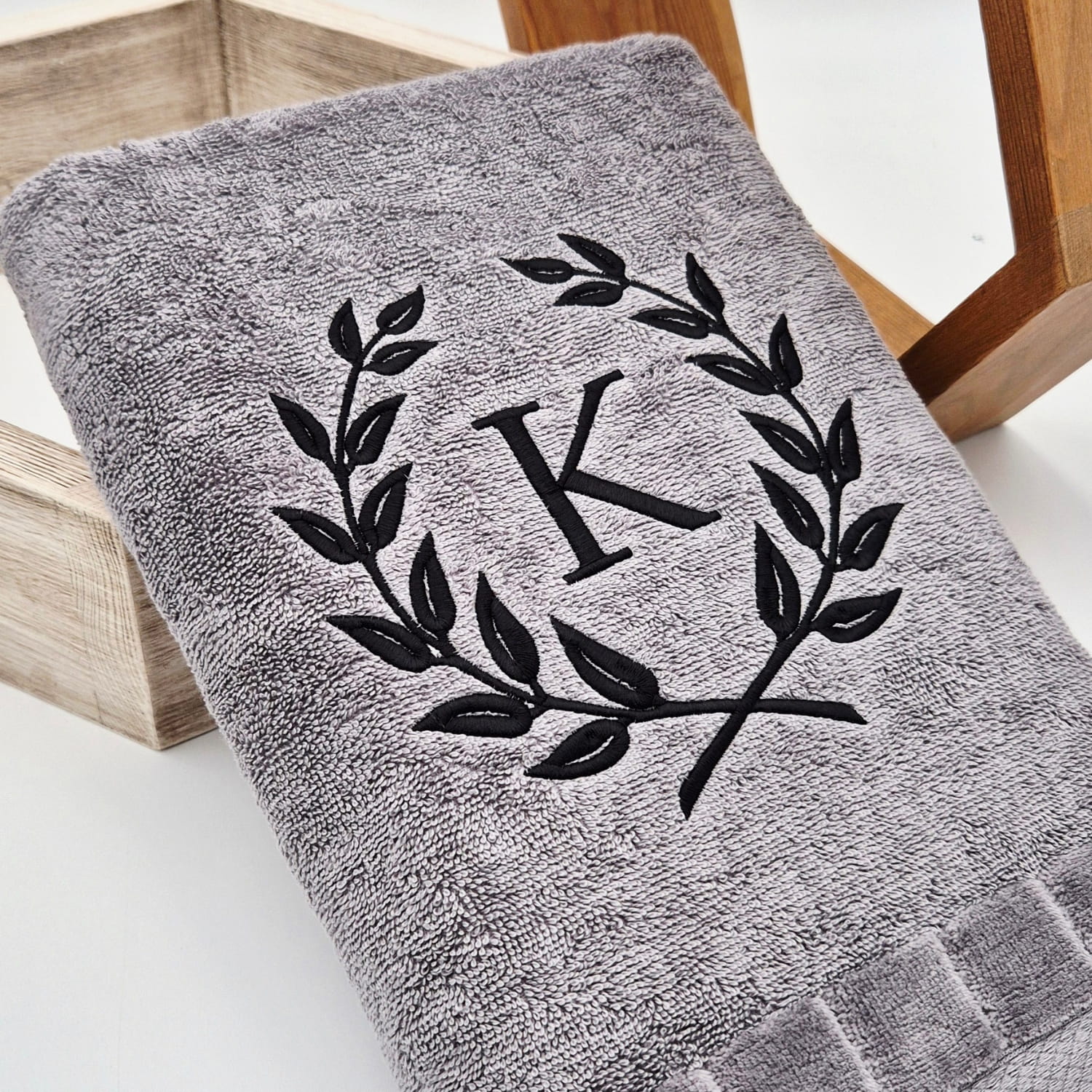 RĘCZNIK personalizowany z monogramem LIŚĆ LAUROWY